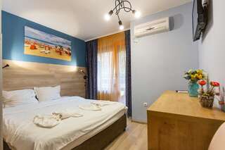 Отель Family Hotel Jemelly Обзор Двухместный номер с двуспальной кроватью и дополнительной кроватью-6