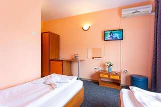 Отель Family Hotel Jemelly Обзор Двухместный номер с 2 отдельными кроватями-5