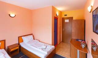 Отель Family Hotel Jemelly Обзор Двухместный номер с 2 отдельными кроватями-6