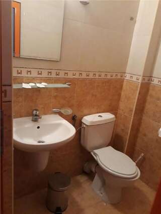 Отель Family Hotel Jemelly Обзор Двухместный номер с 2 отдельными кроватями-8