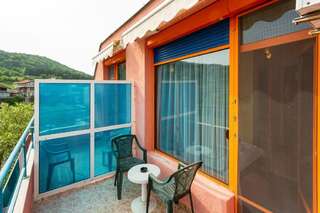 Отель Family Hotel Jemelly Обзор Двухместный номер с 2 отдельными кроватями-9