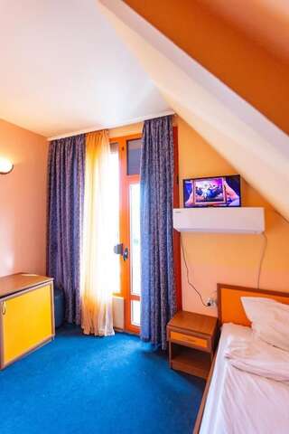 Отель Family Hotel Jemelly Обзор Двухместный номер с 2 отдельными кроватями-14